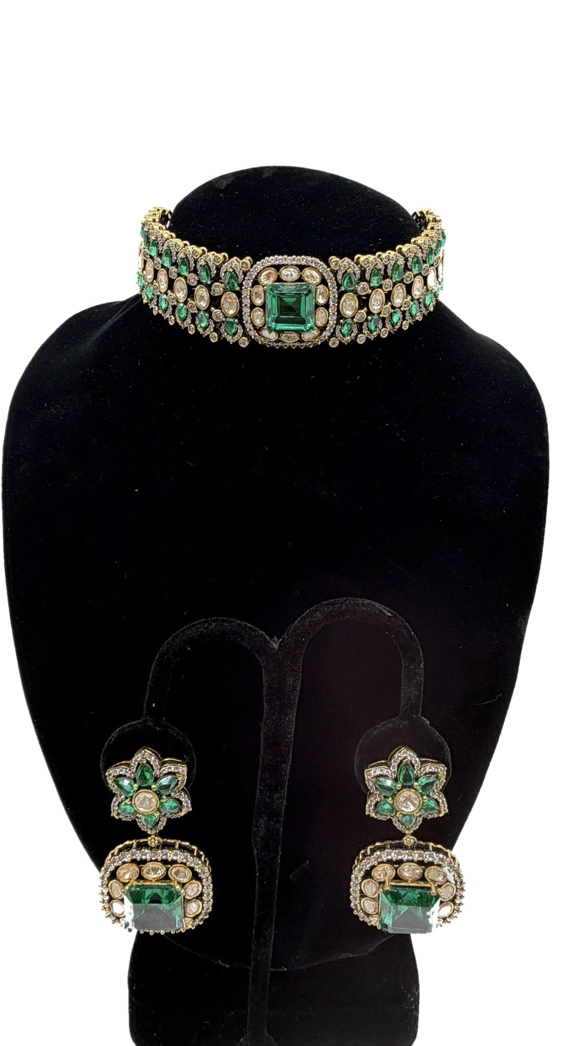 Emerald Royale Polki Choker Set, detail view