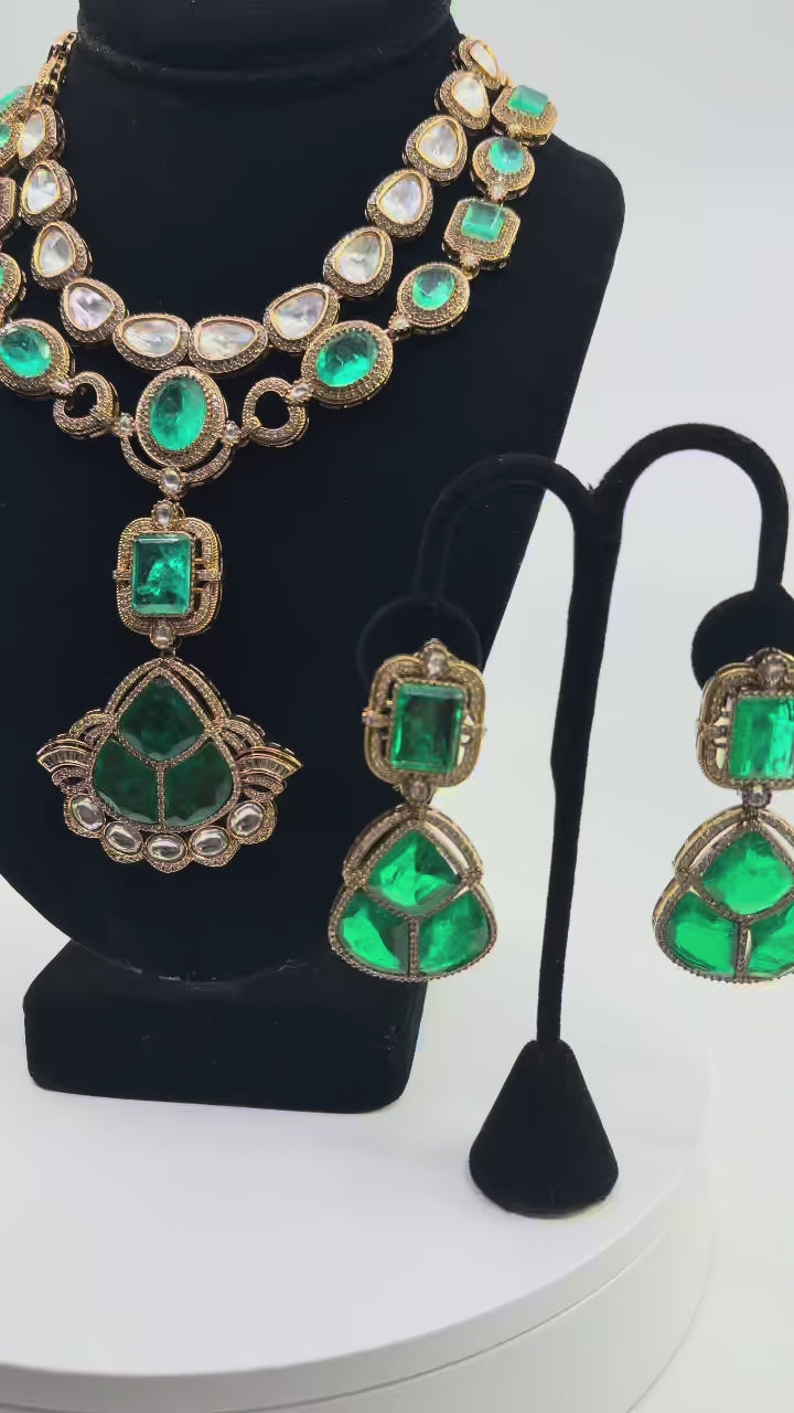 Emerald Fan Polki Set rotating on turntable